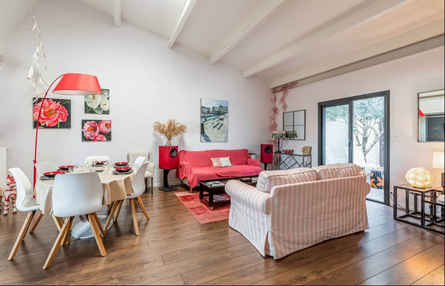 Pièce de vie colorée de la Maison Corail