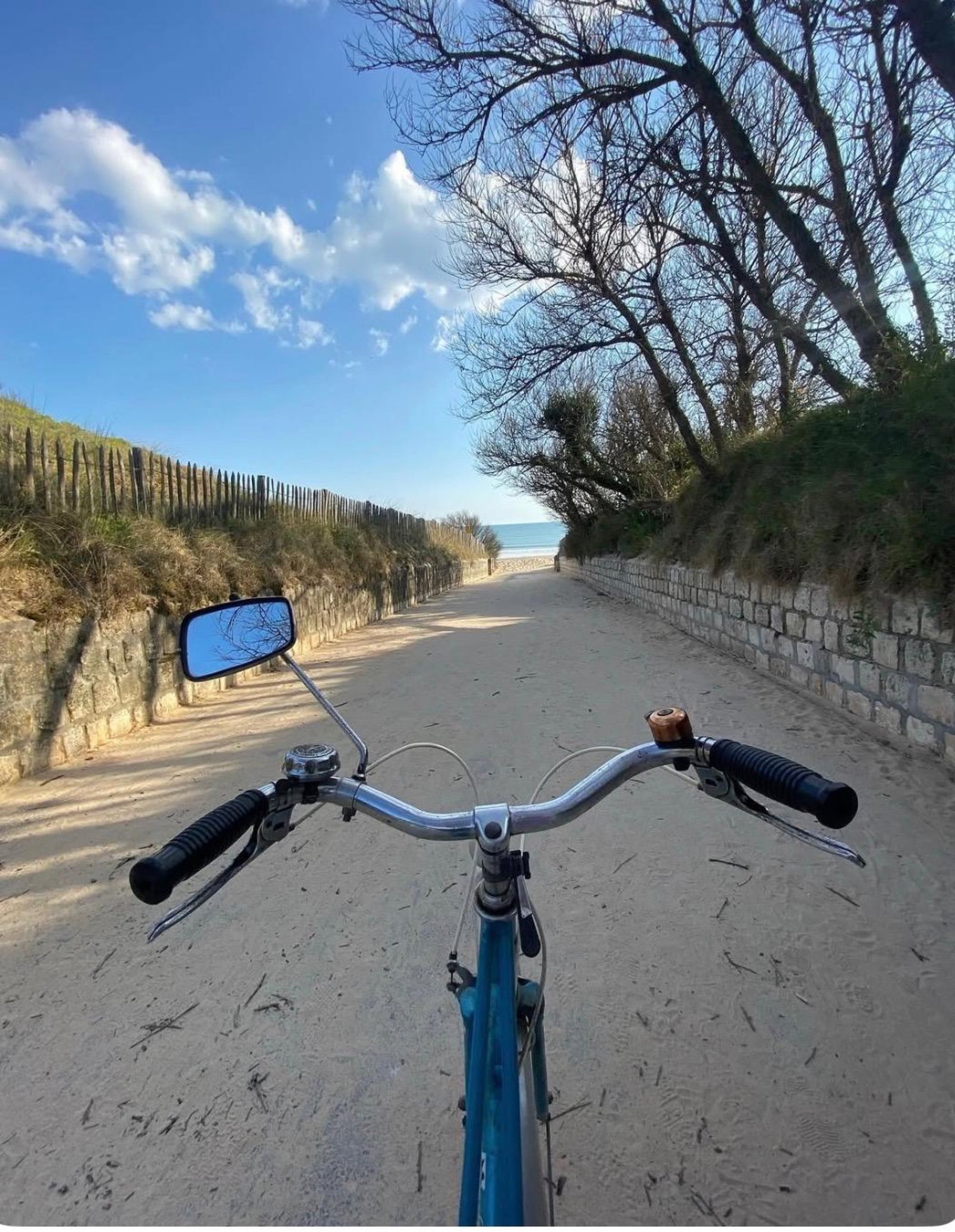 Chemin à vélo menant vers la plage sur l’Île de Ré