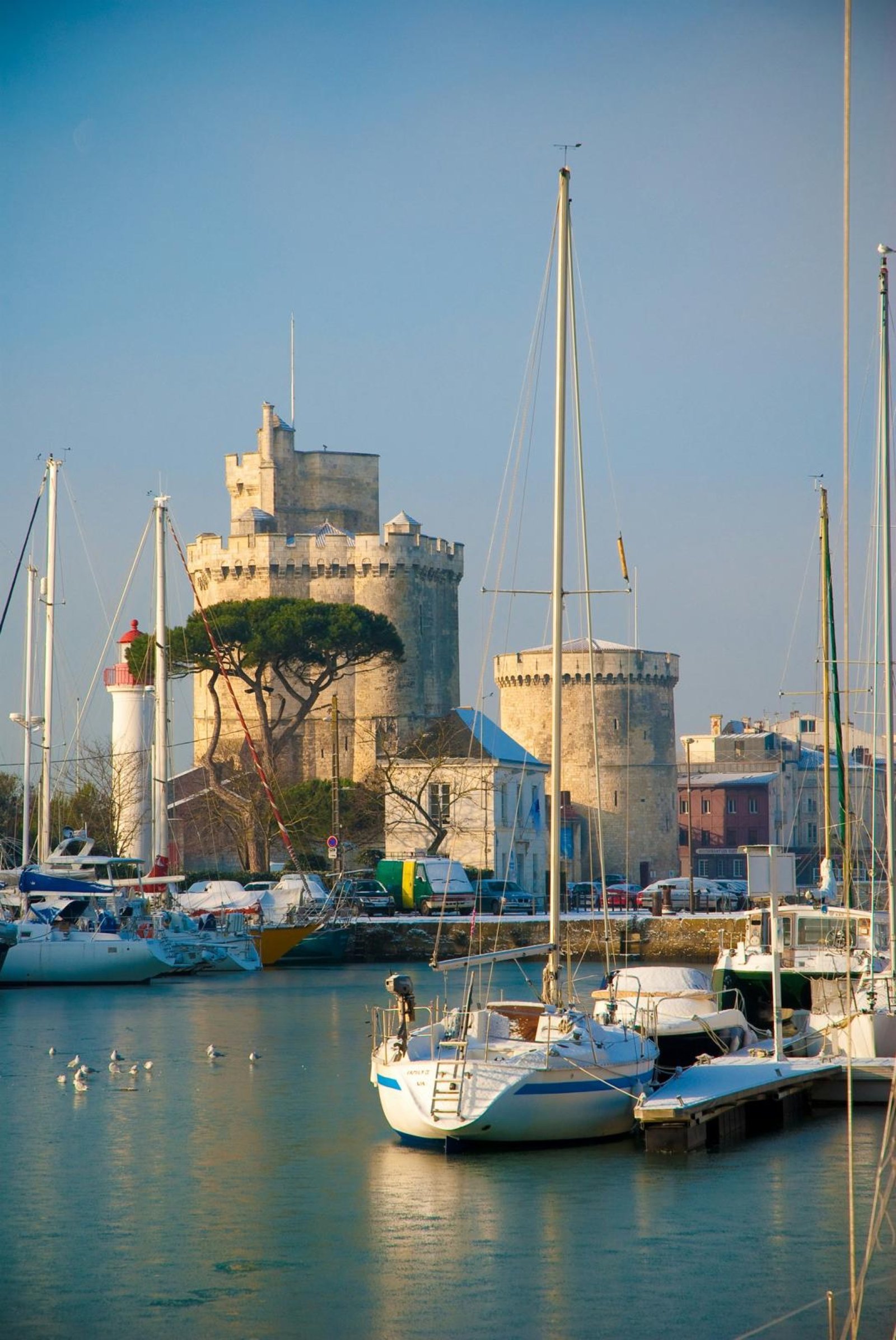 Les tours du Vieux-Port de La Rochelle entre les voiliers