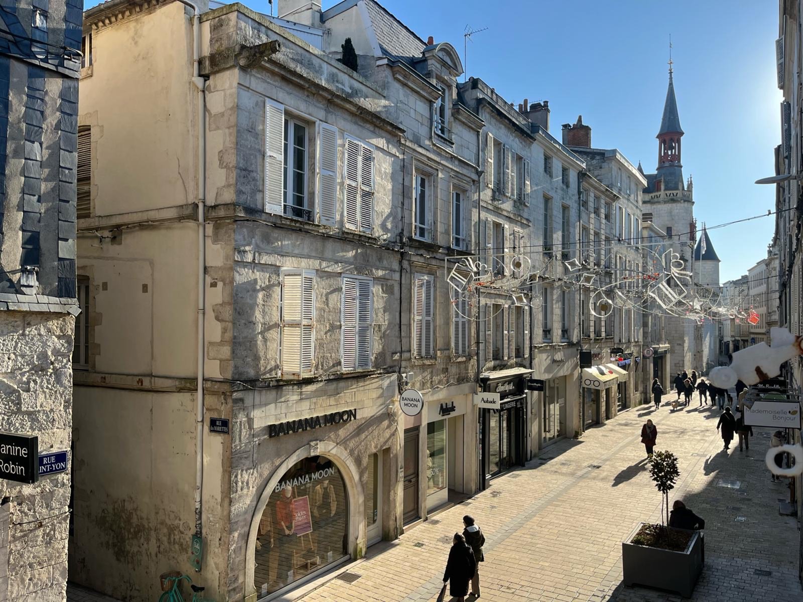 Rue ensoleillée du centre de La Rochelle