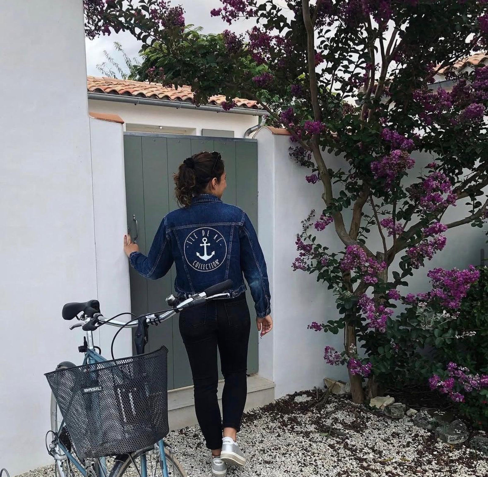 Laura, fondatrice de Sun & Keys, devant un bien sur l’Île de Ré