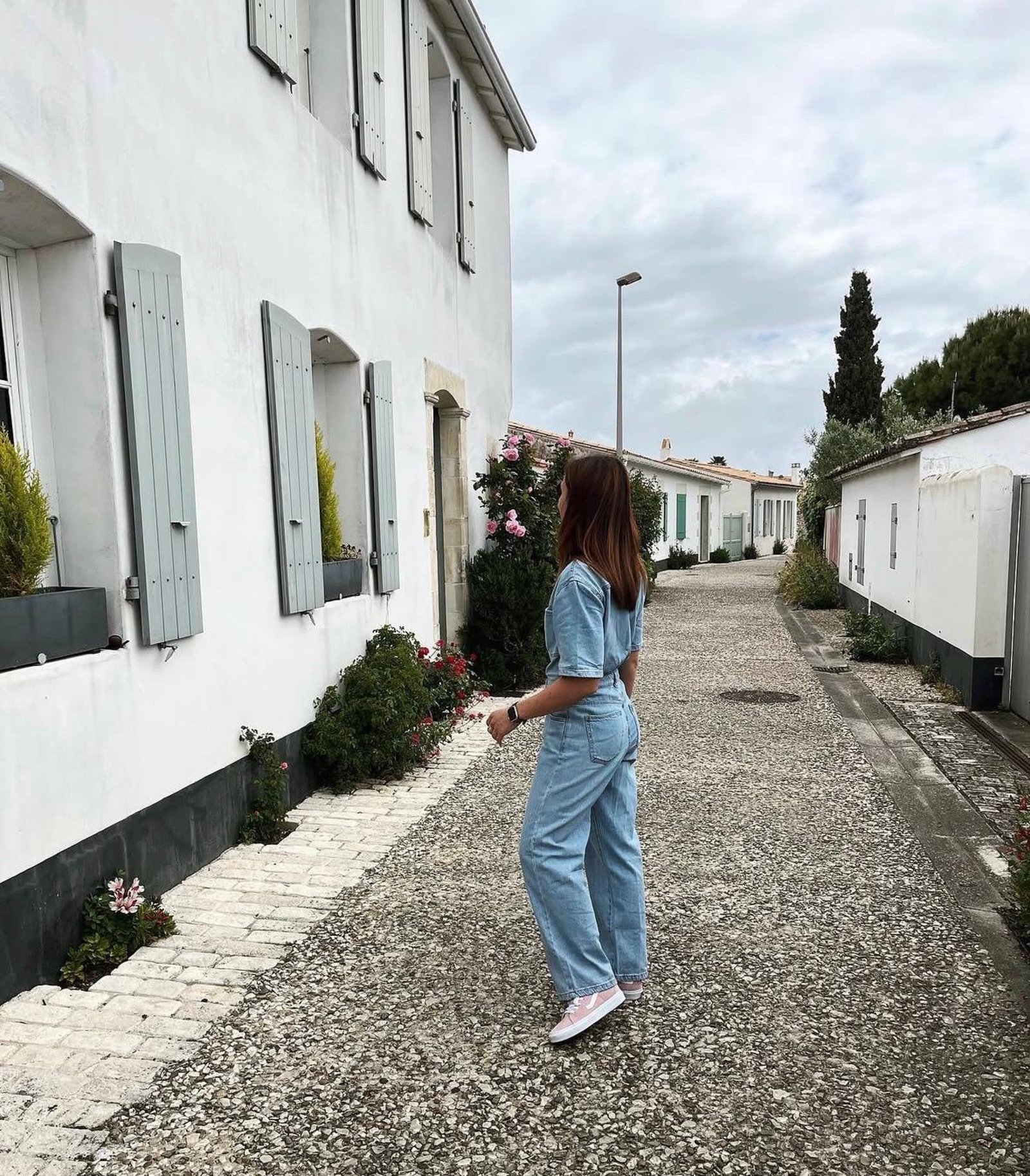 Laura dans une rue du Bois-Plage-en-Ré